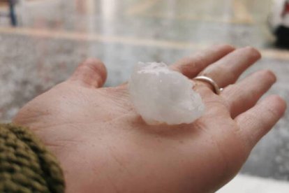 El temporal descarga piedra en muchos puntos de la provincia. (Foto: Xavi Borràs)