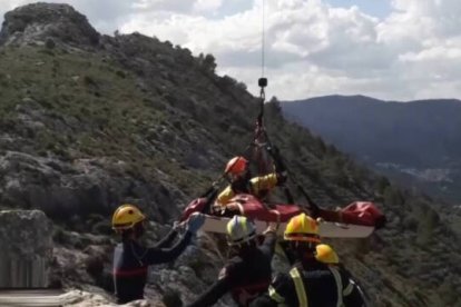 Momento del rescate y traslado del cuerpo de la fallecida por los bomberos de la Diputación de Alicante