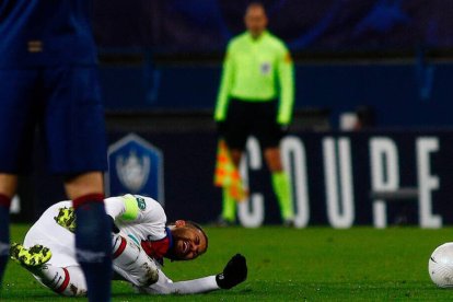 Neymar cayó lesionado en el partido de Copa ante el Caen.