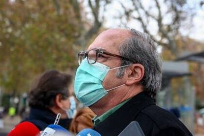 Ángel Gabilondo, durante la manifestación de la Marea Blanca.