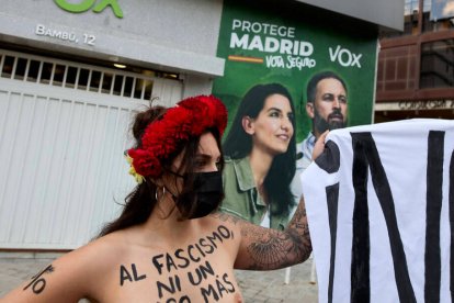 Las activistas de Femen manifestándose contra Vox