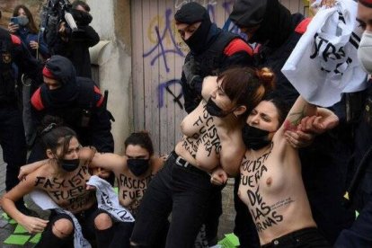 Las activistas de Femen que han intentado reventar la votación de Ignacio Garriga.