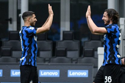 Achraf Hackimi, a la izquierda, celebrando un gol con la camiseta del Inter.