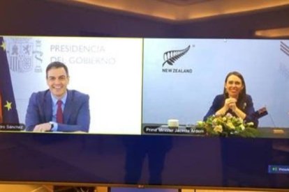 Sánchez, este miércoles en su cumbre telemática con la primera ministra de Nueva Zelanda.