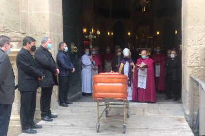 Momento de la llegada del féretro con los restos del Obispo Emérito a la Concatedral de Alicante / FOTO y VÍDEO: Ubaldo Aracil