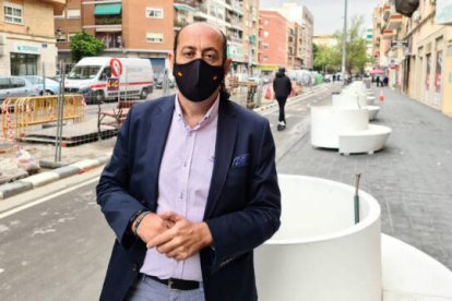 El concejal de Vox, Vicente Montáñez, en la calle Ramiro de Maeztu