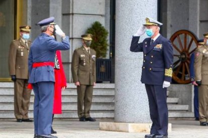 Robles observa el saludo entre el JEMAD entrante y el saliente.