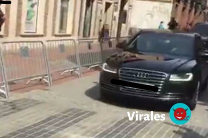 El coche de Sánchez a punto de ser abucheado