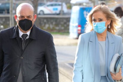 Cifuentes y su abogado durante el juicio oral.