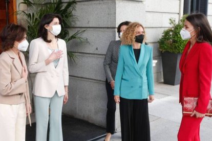 La reina junto a las presidentas del Congreso y del Senado y la vicepresidenta del Gobierno.