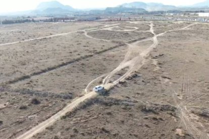 El vehículo cruzó por un camino de tierra para evitar el control de la Policía Local