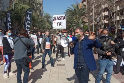 Los hosteleros alicantinos se han concentrado frente a la sede del Consell en Alicante