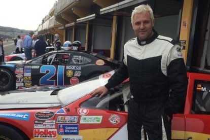 Santi Cañizares, junto a uno de los coches que habitualmente conduce.