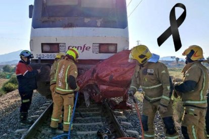 Los bomberos del Consorcio Provincial han efectuado los trabajos de excarcelación en el vehículo