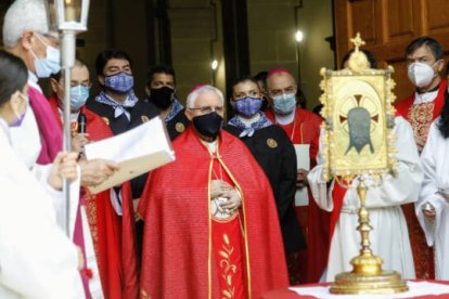 Un momento de la bendición a cargo del Obispo, D. Jesús Murgui, a las puertas del Monasterio