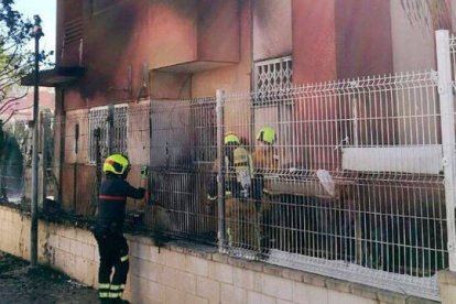 Los bomberos consiguieron sofocar el fuego que afectó al jardín y algunas estancias de la vivienda