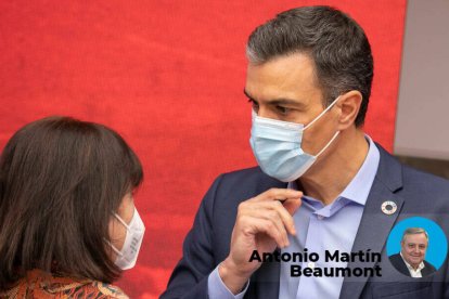 Pedro Sánchez junto a Cristina Narbona en Ferraz.