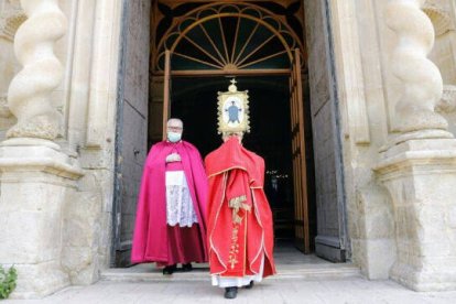 El Obispo D. Jesús Murgui portando el estandarte de la Santa Faz durante el acto celebrado en 2020