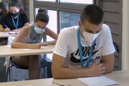 Alumnos de la UMH de Elche durante el examen de selectividad / FOTO de archivo