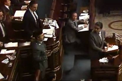 Momento en el que el Teniente Coronel Antonio Tejero se dirigía a los diputados del Congreso el 23 de febrero de 1981