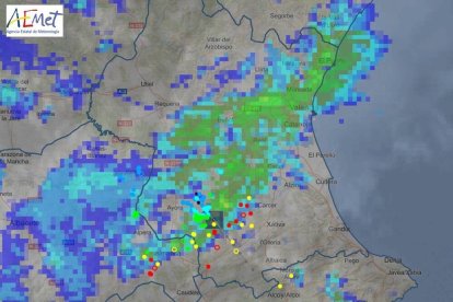 Los puntos de colores indican los lugares donde han caído rayos y su intensidad