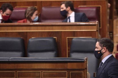 Abascal pasa frente a Casado en el Congreso.