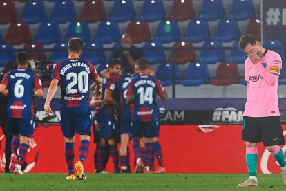 Messi se lamenta ante la celebración de uno de los goles del Levante.