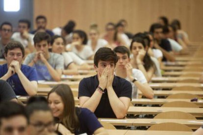 Estudiantes haciendo la EBAU en una imagen de archivo