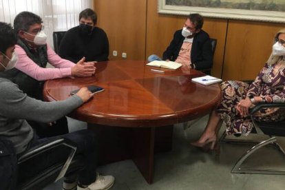 La alcaldesa de Petrer, Irene Navarro, junto a un grupo de empresarios de la localidad