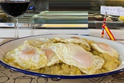 'Papas a lo Ayuso', el nuevo plato de un bar de Madrid