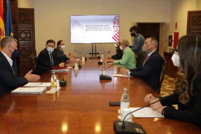 El president Ximo Puig con Juan Cruz (CCOO PV), Ismael Sáez UGT PV), Salvador Navarro (CEV), el conseller de Economía Sostenible, Rafa Climent, conseller de Hacienda, Vicent Soler, y la directora general de Coordinación del Diálogo Social, Zulima Pérez.