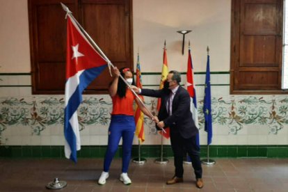 Joan Calabuig participa en la entrega de la bandera de Cuba a la atleta