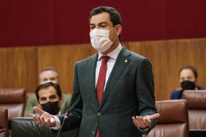 El presidente de la Junta de Andalucía, Juanma Moreno, durante la sesión de control en el Parlamento.