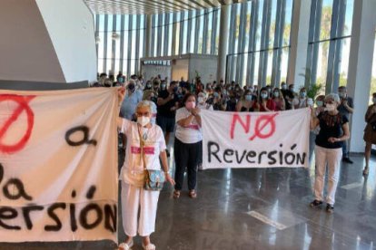 Protesta de los trabajadores contra la reversión del Hospital de Torrevieja