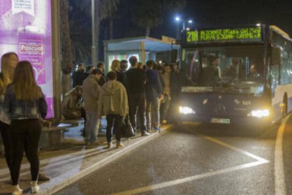 El bus nocturno enlaza con Playa San Juan y otros destinos de ocio / FOTO de archivo