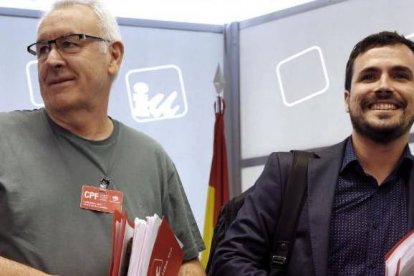 Garzón junto a Cayo Lara, a quien sucedió como líder de IU.