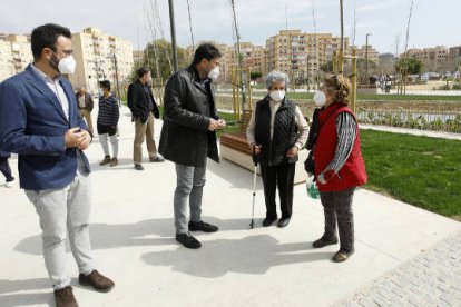 El alcalde, Luis Barcala, y el concejal de Urbanismo, Adrián Santos Pérez, durante la apertura de la plaza de la Ciudasd de la Justicia