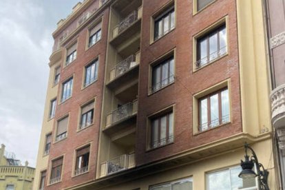 Edificio con loa fachada negra por la quema de contenedores