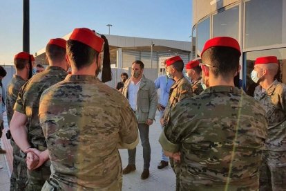 Abascal, este miércoles conversando con militares españoles en Algeciras.