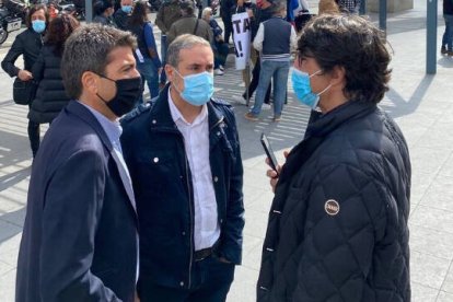 Carlos Mazón junto con los representantes de los locales de ocio nocturno y restauración