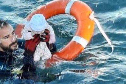 Juan Francisco rescatando al bebé en la frontera de Ceuta / FOTO: Guardia Civil