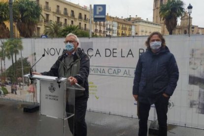 El alcalde de Valencia, Joan Ribó, junto al concejal de Movilidad Sostenible, Giuseppe Grezzi, durante la presentación de la nueva plaza de la Reina