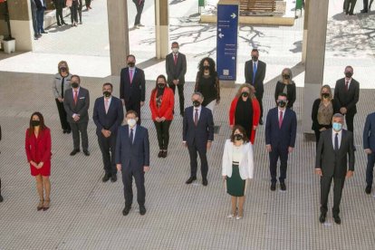 Foto de grupo con la nueva rectora de la UA, Amparo Navarro Faure