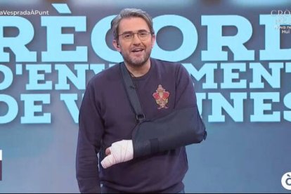 Máximo Huerta con cabestrillo durante el programa de hoy de Bona Vesprada