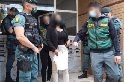 Una de las detenidas durante el registro de las viviendas