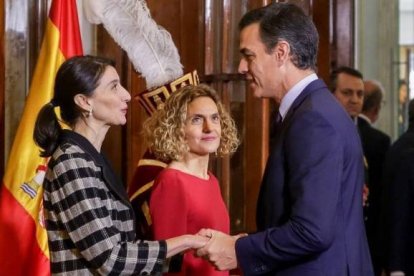 Sánchez saluda a la presidenta del Senado en presencia de la del Congreso.