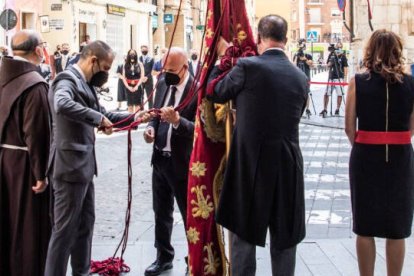 el alcalde de Orihuela, Emilio Bascuñana, con la Gloriosa Enseña del Oriol