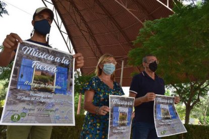 La concejala de Participación Ciudadana de Petrer, Juani Ochoa, junto a los organizadores del evento