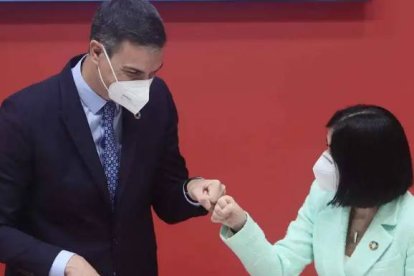 Sánchez y la ministra de Sanidad, Carolina Darias.