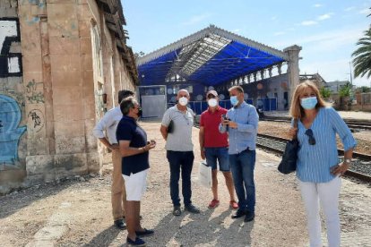 Joan Baldoví y Natxo Bellido durante la visita a la antigua estación de Benalúa